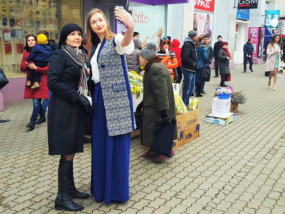 „Petrecere pe trecere”. La Chișinău a fost organizată o defilare de modă în plină stradă