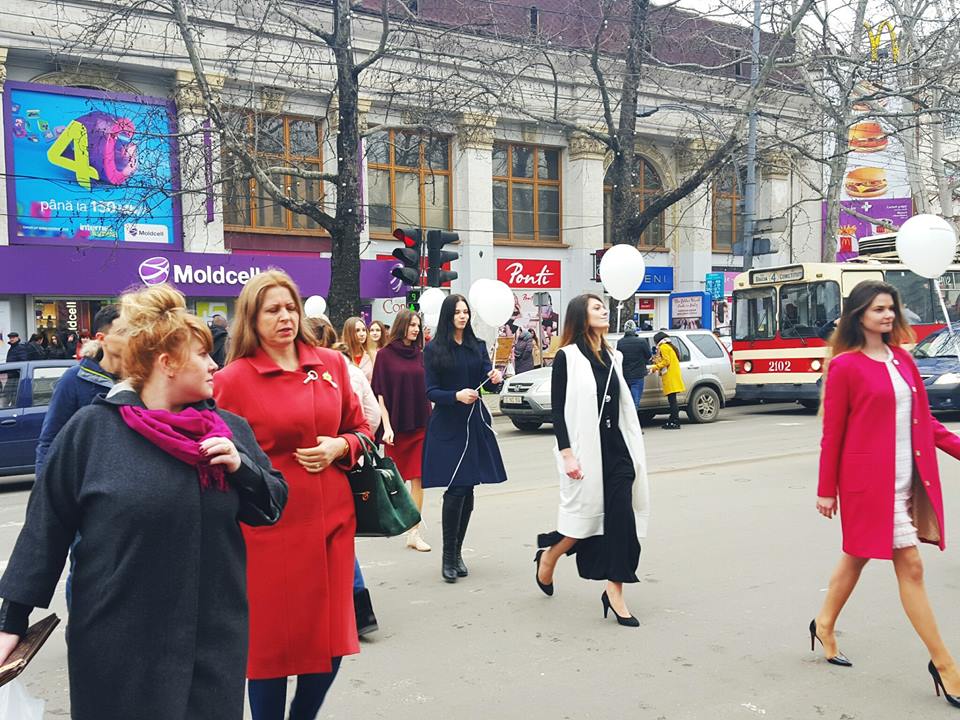 „Petrecere pe trecere”. La Chișinău a fost organizată o defilare de modă în plină stradă
