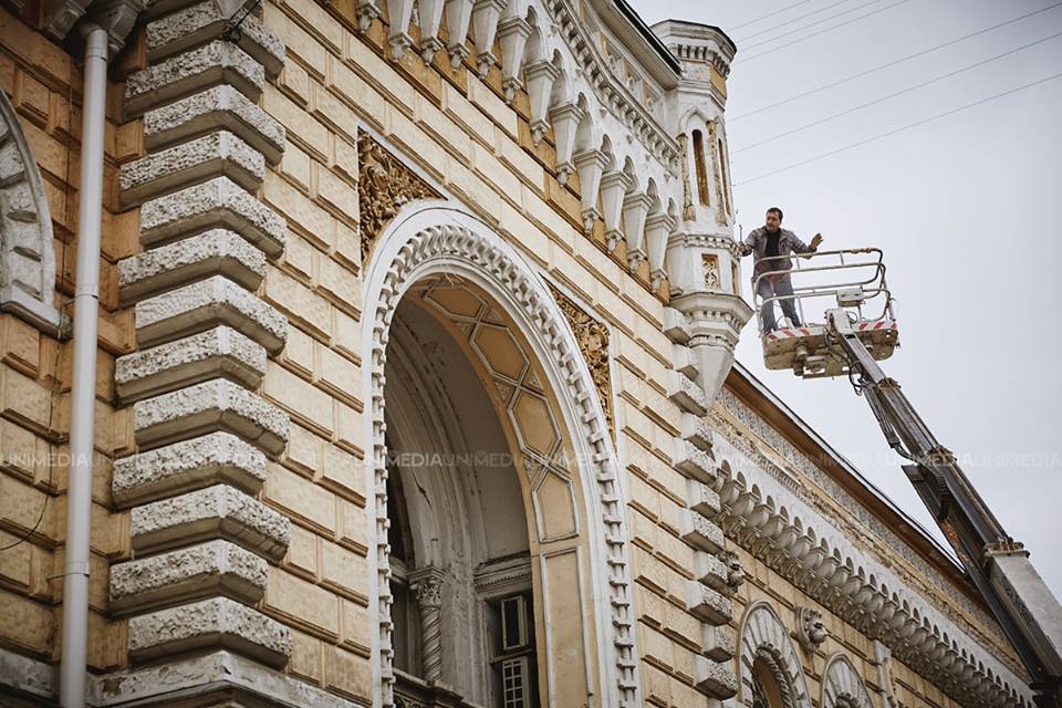Fațada Primăriei Chișinău a intrat la reparație