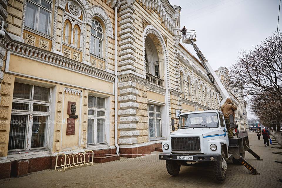 Fațada Primăriei Chișinău a intrat la reparație