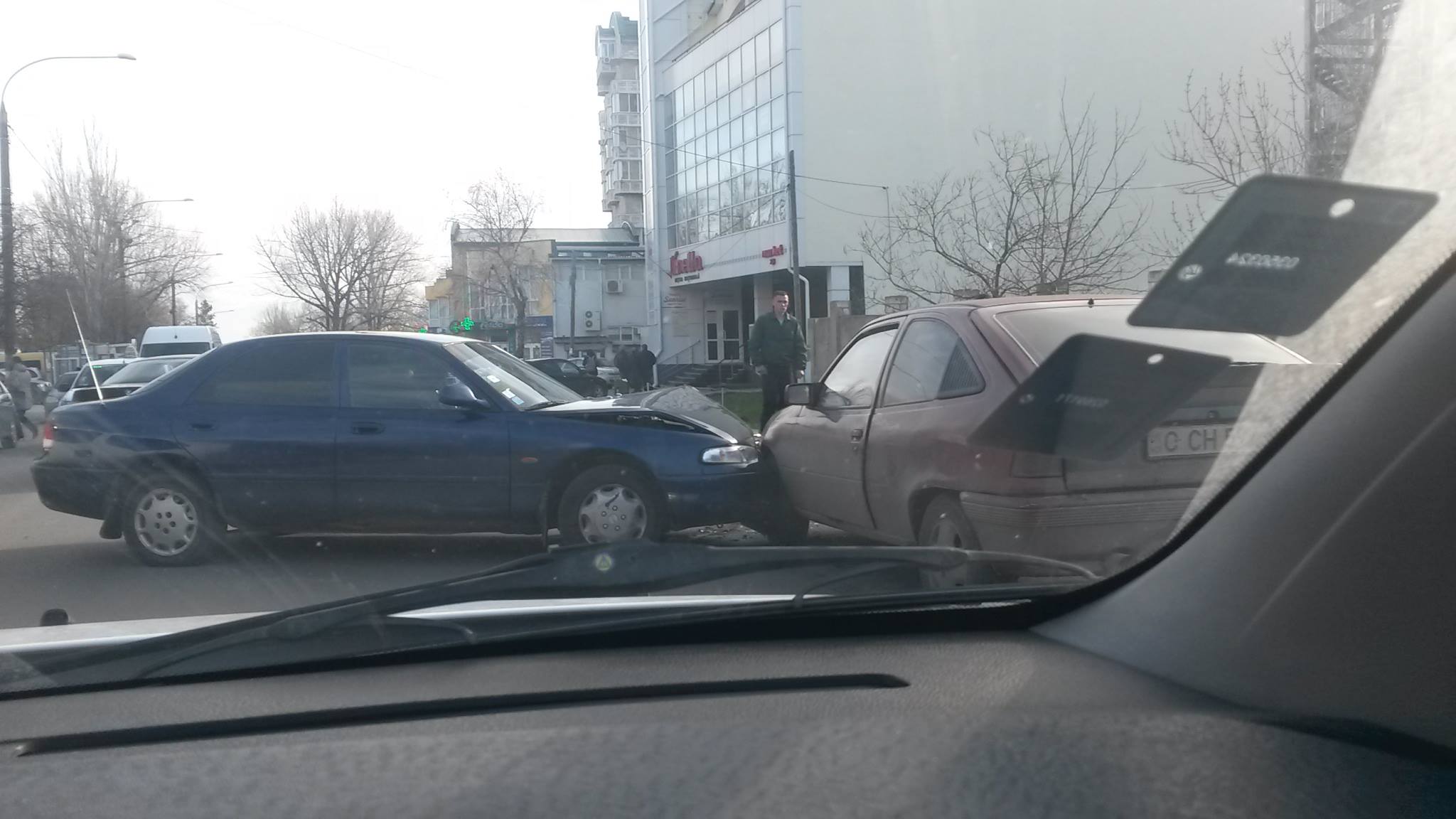 Două mașini s-au tamponat pe strada Testemițanu