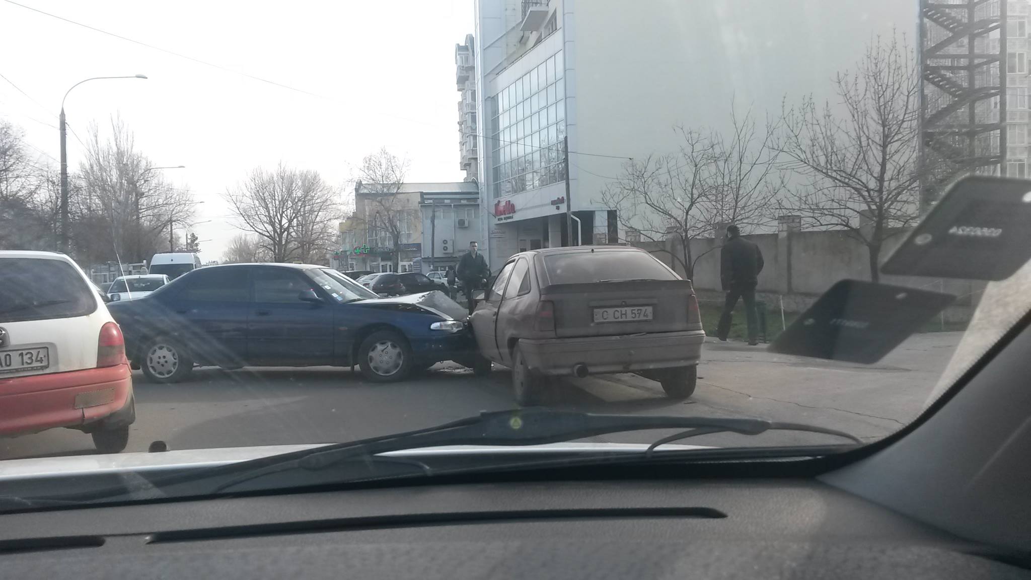 Două mașini s-au tamponat pe strada Testemițanu