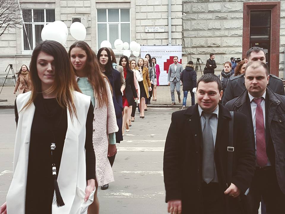„Petrecere pe trecere”. La Chișinău a fost organizată o defilare de modă în plină stradă