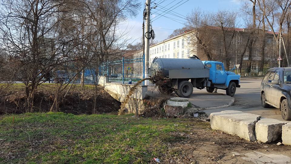 Un șofer a găsit soluția cum să evacueze deșeurile
