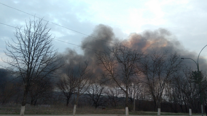 Incendiu de vegetație la Ungheni. Hectare de stuf ard în flăcări