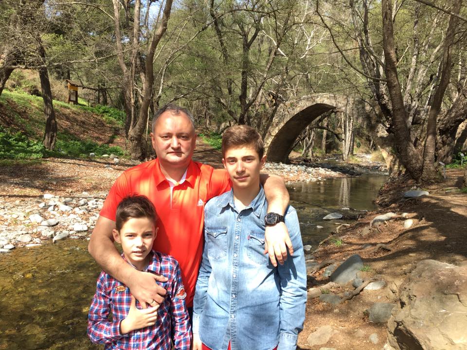 Zborul lui Dodon în Cipru - vacanță sau întâlnire cu Plahotniuc?