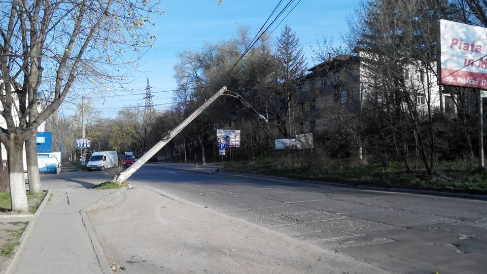 Consecințele vântului puternic: Un stâlp de electricitate doborât pe strada Petricani