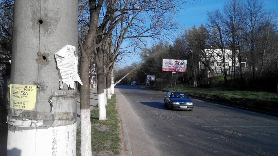 Consecințele vântului puternic: Un stâlp de electricitate doborât pe strada Petricani
