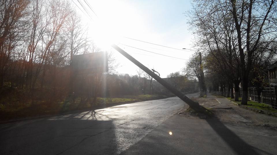 Consecințele vântului puternic: Un stâlp de electricitate doborât pe strada Petricani