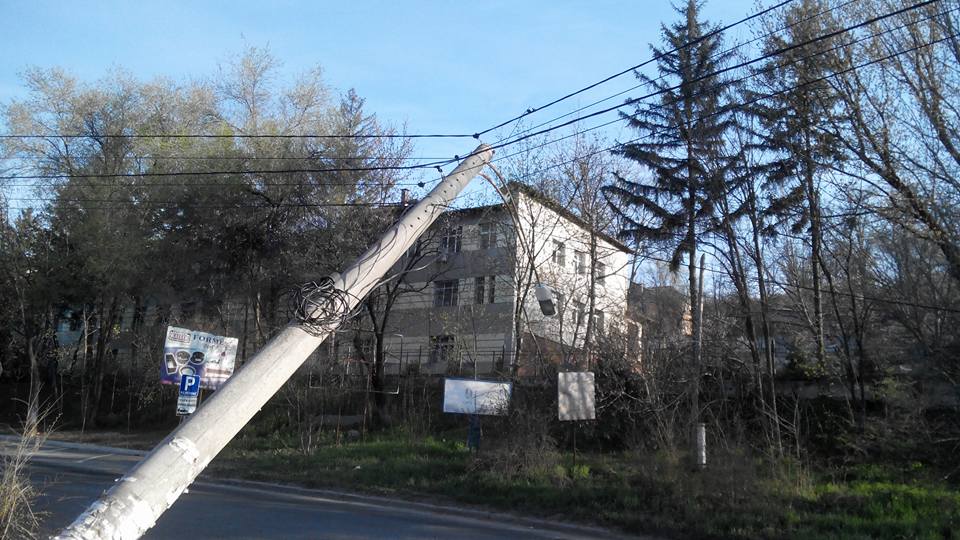 Consecințele vântului puternic: Un stâlp de electricitate doborât pe strada Petricani