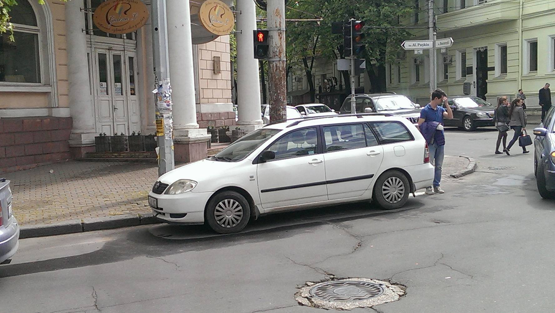 Ingeniozitate de șofer: Nu-i pasă de trecători, parchează chiar pe trecerea de pietoni