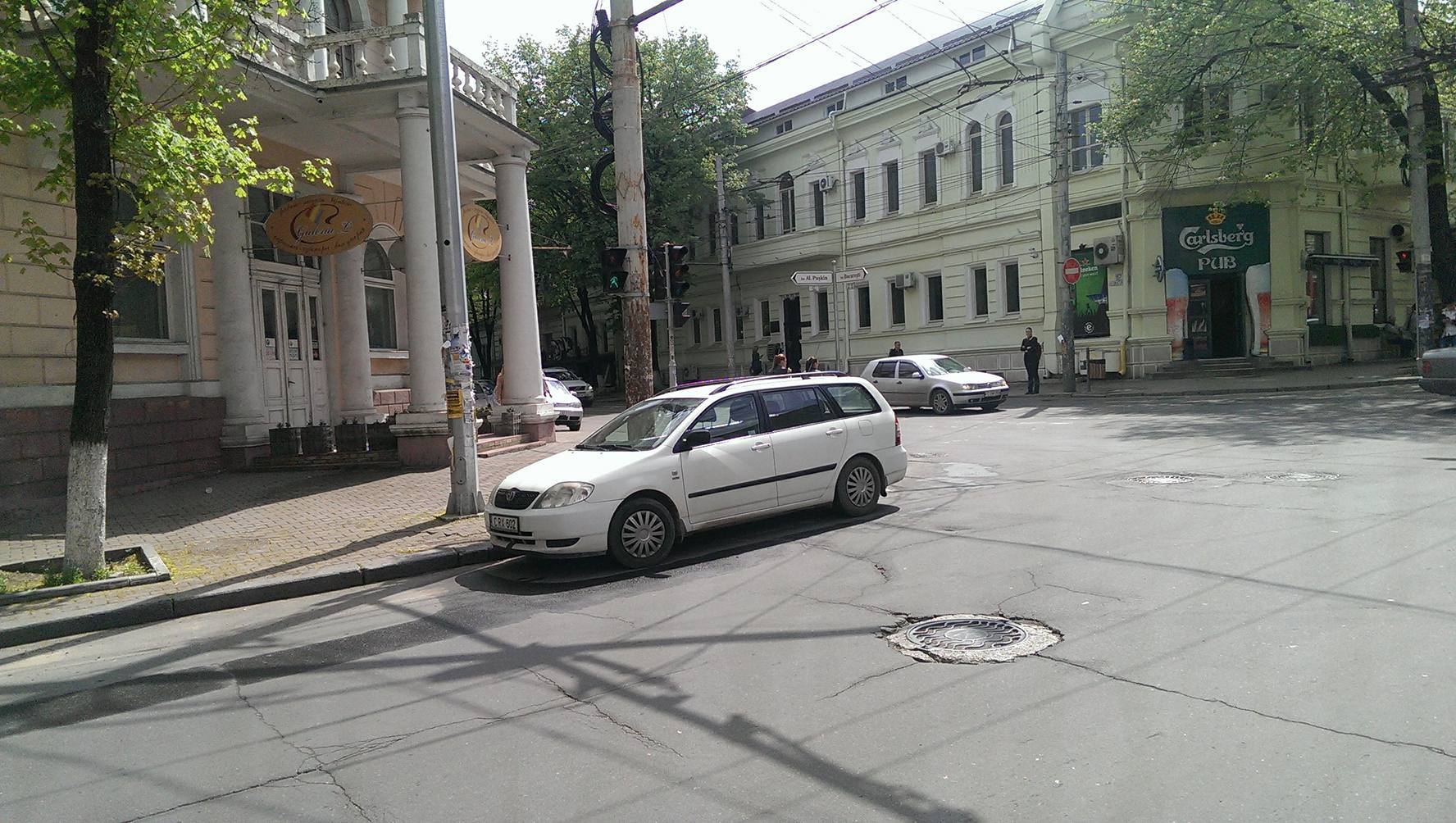 Ingeniozitate de șofer: Nu-i pasă de trecători, parchează chiar pe trecerea de pietoni