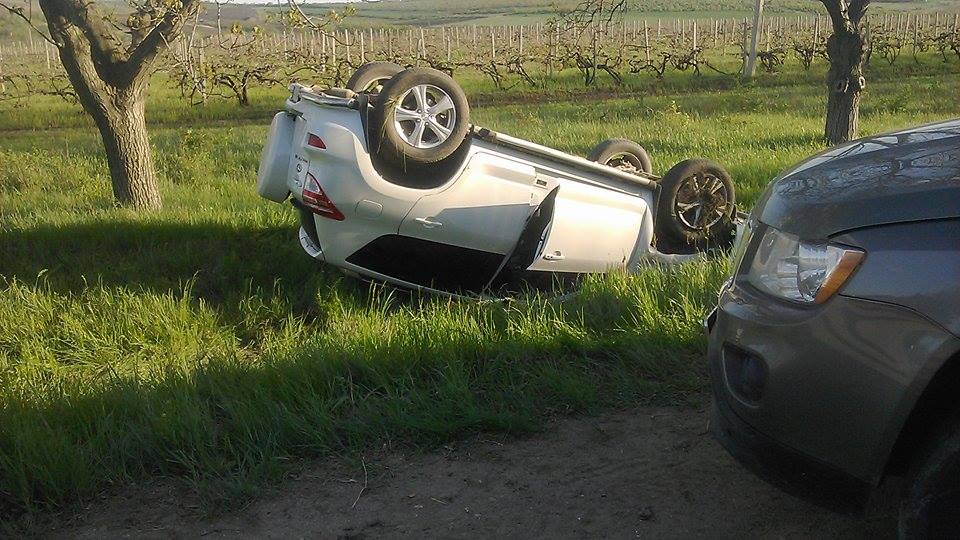 Accident la Ciorescu. O mașină a ajuns într-un șanț și s-a răsturnat