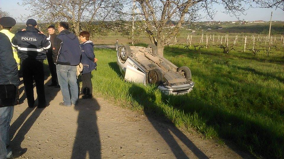 Accident la Ciorescu. O mașină a ajuns într-un șanț și s-a răsturnat
