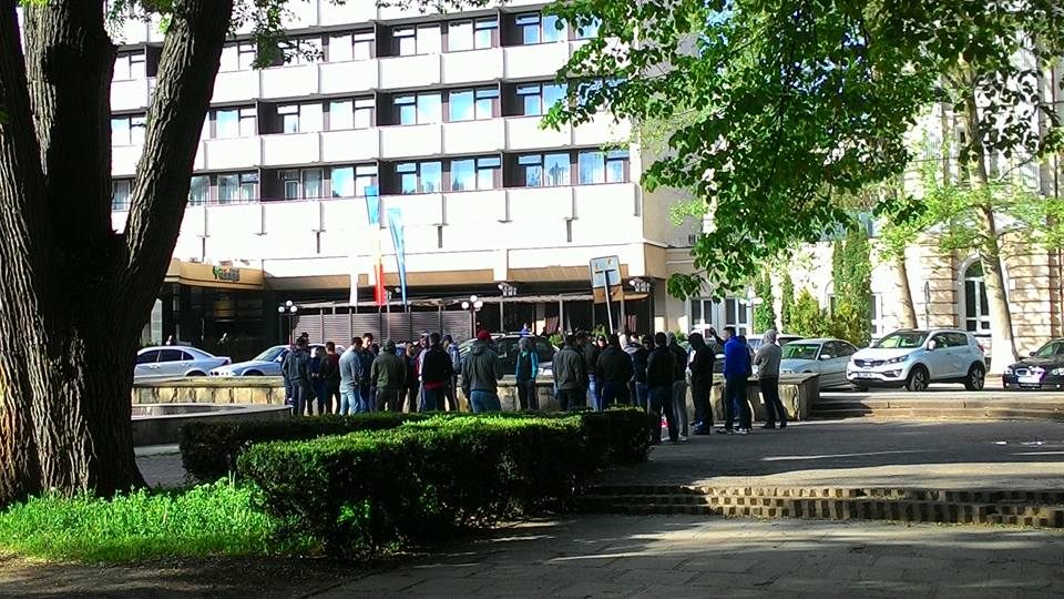 ”Surprize” pentru protestatari? Zeci de tineri cu constituție atletică, în fața Hotelului Codru și GBC