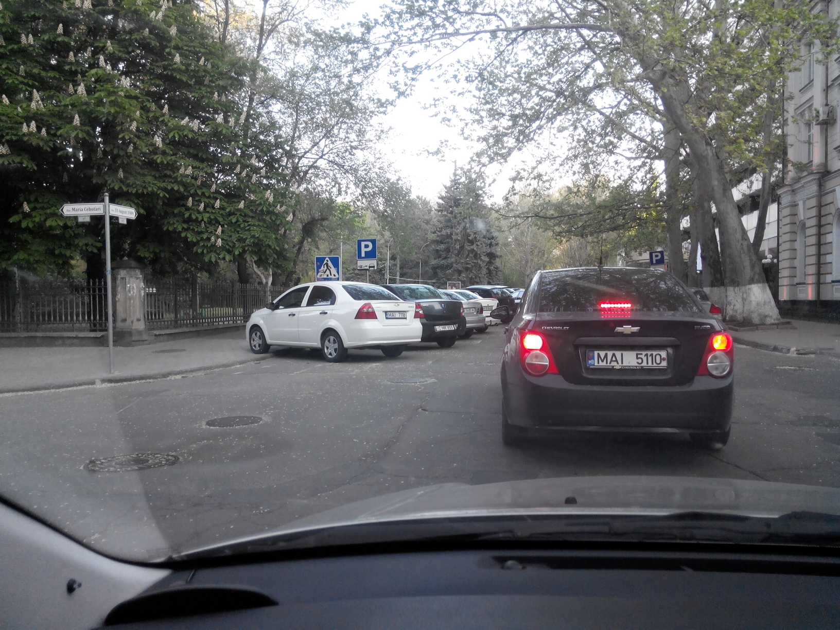 O mașină cu numere de MAI, parcată neregulamentar