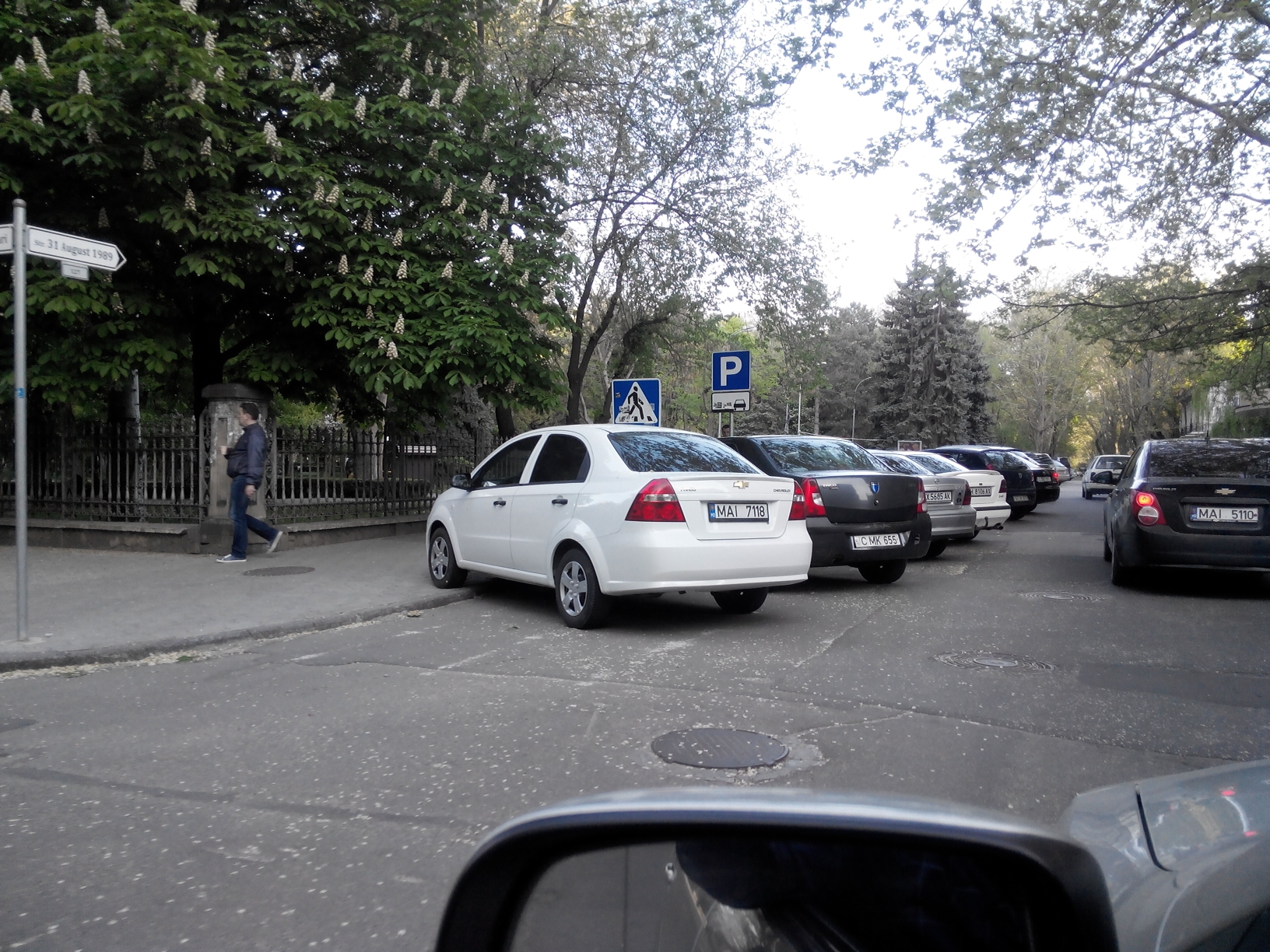 O mașină cu numere de MAI, parcată neregulamentar