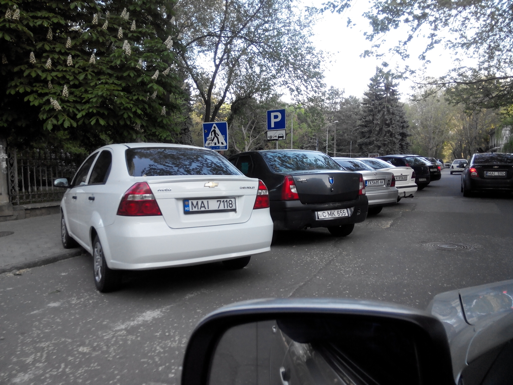 O mașină cu numere de MAI, parcată neregulamentar