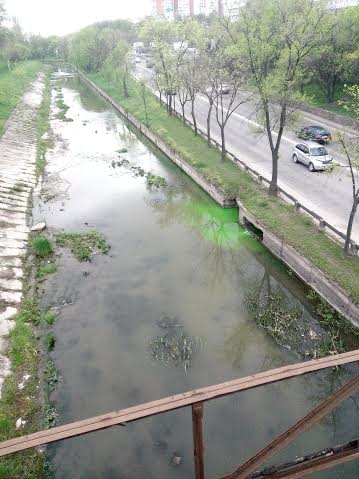 Apă din râul Bâc, colorată în verde