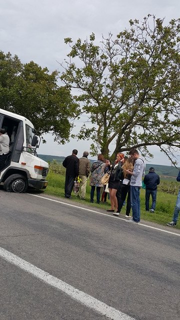 Accident pe traseul Chișinău-Cahul cu implicarea unui microbuz de linie și un automobil