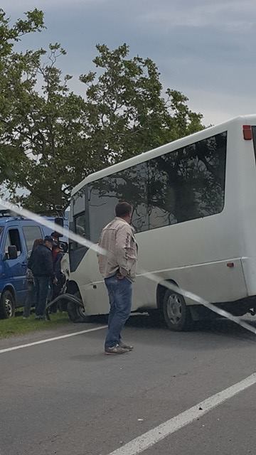 Accident pe traseul Chișinău-Cahul cu implicarea unui microbuz de linie și un automobil