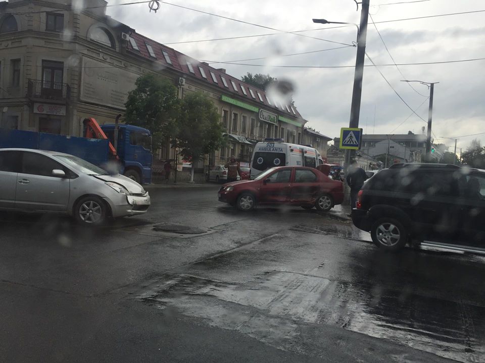 Accident în capitală. Două automobile s-au tamponat la intersecția străzilor Vasile Alecsandri și Alexandru cel Bun