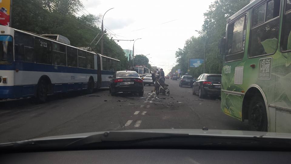 Accident în lanț pe strada Alba Iulia din capitală. Un cărucior este văzut printre mașini