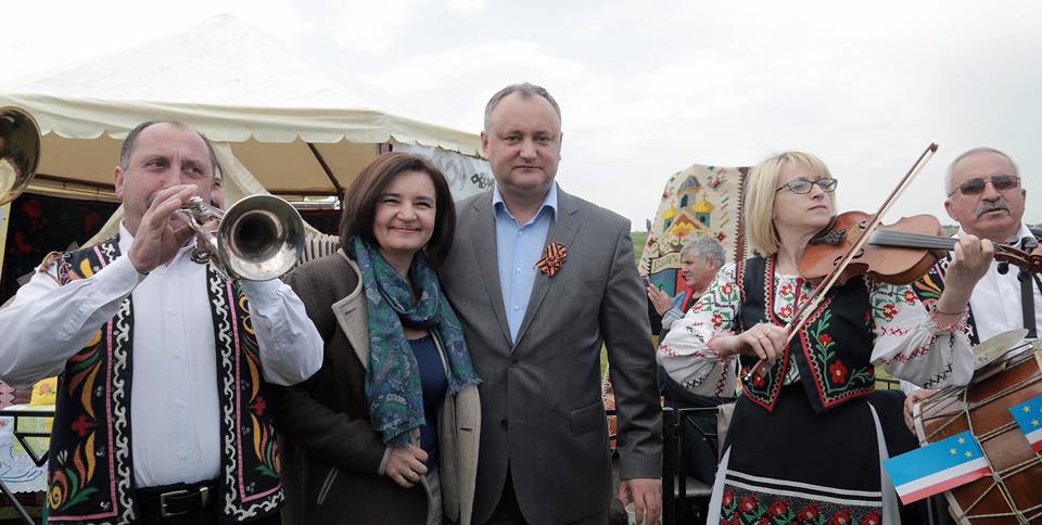Poza zilei. Monica Babuc și Igor Dodon surprinși la braț