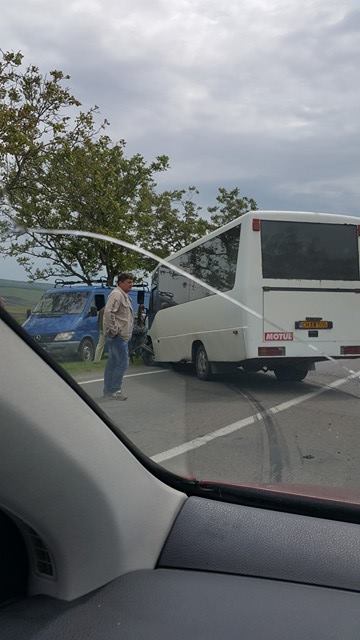 Accident pe traseul Chișinău-Cahul cu implicarea unui microbuz de linie și un automobil