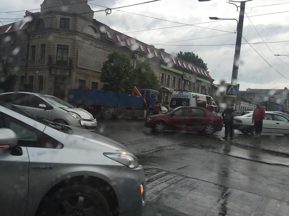 Accident în capitală. Două automobile s-au tamponat la intersecția străzilor Vasile Alecsandri și Alexandru cel Bun
