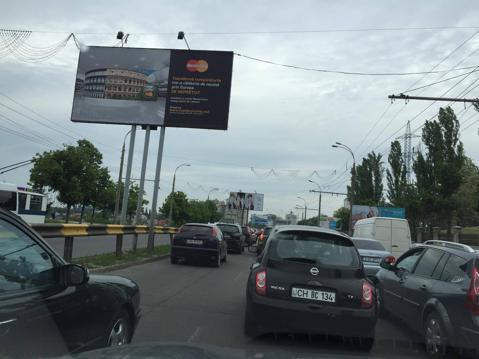 Trafic dat peste cap în capitală. Internauții supărați rău pe Chirtoacă