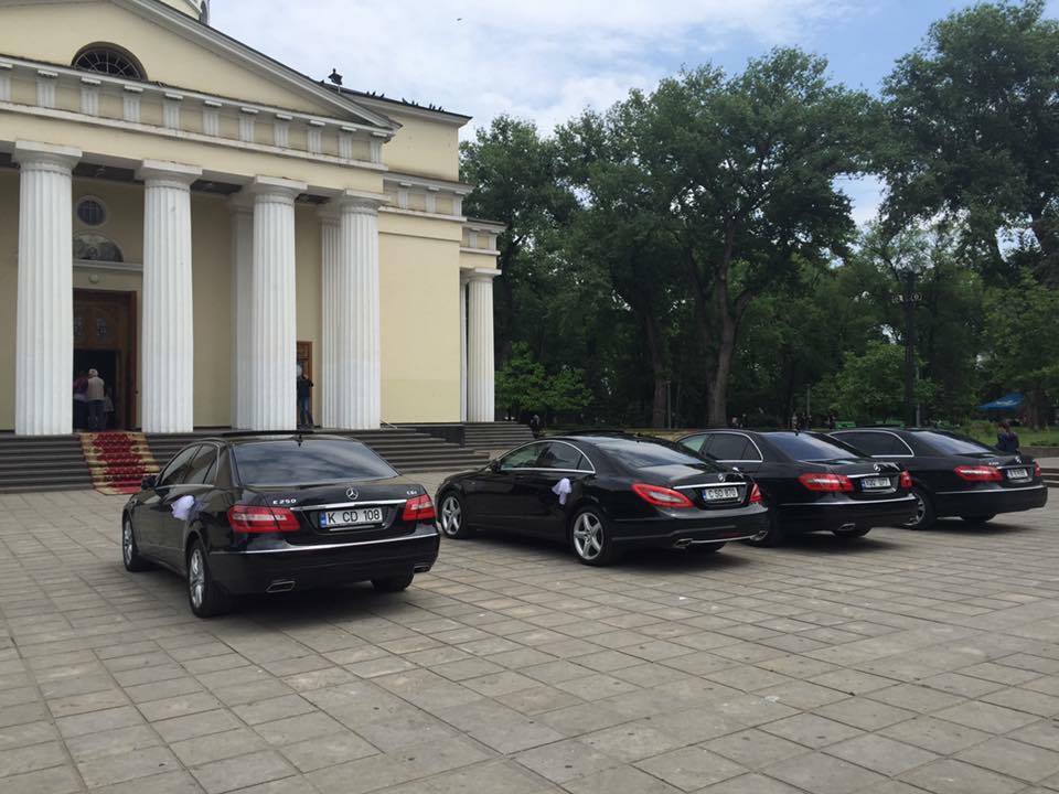 Nuntașii și-au parcat „bijuteriile pe patru roți” chiar în ușa Catedralei