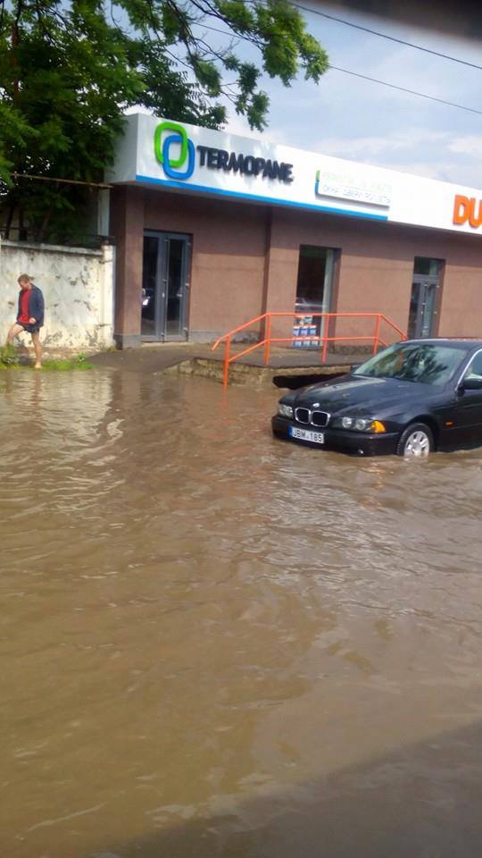10 minute de ploaie: Străzi transformate în râuri, ambuteiaje și mulți nervi