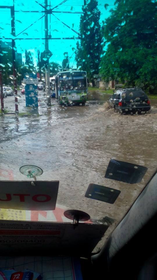 10 minute de ploaie: Străzi transformate în râuri, ambuteiaje și mulți nervi