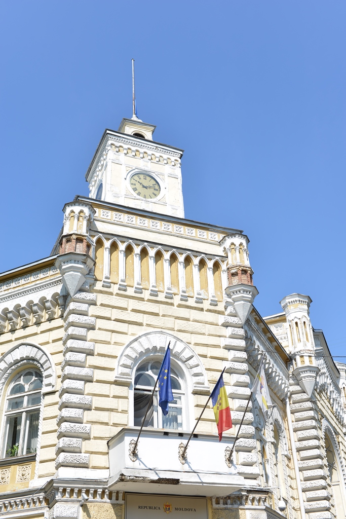 Drapele coborâte în bernă la Primăria Chișinău, pentru a marca 204 ani de la anexarea Basarabiei