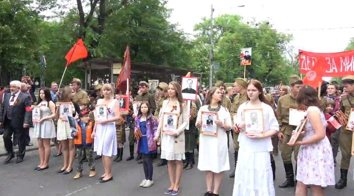 Socialiștii sărbătoresc „Ziua Victoriei”. Au organizat un marș prin centrul capitalei