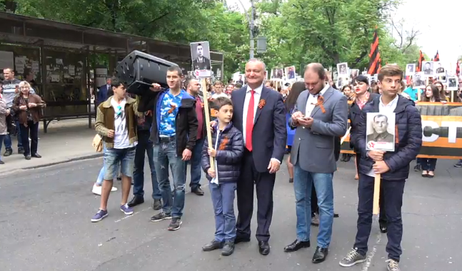 Socialiștii sărbătoresc „Ziua Victoriei”. Au organizat un marș prin centrul capitalei