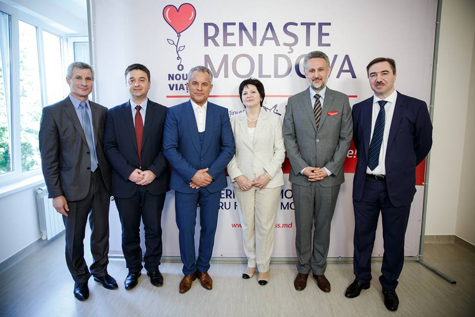În imagini video cu bodyguarzi, în poze - fără. Cum și-a făcut apariția Vlad Plahotniuc în cadrul unui eveniment