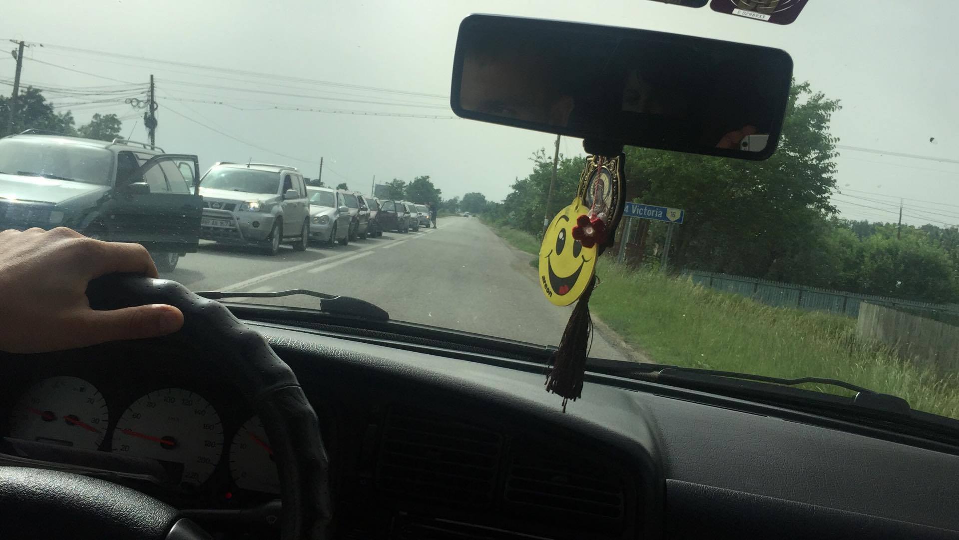 Cozi kilometrice la vama Sculeni. Zeci de mașini înmatriculate în România așteaptă să intre în țară