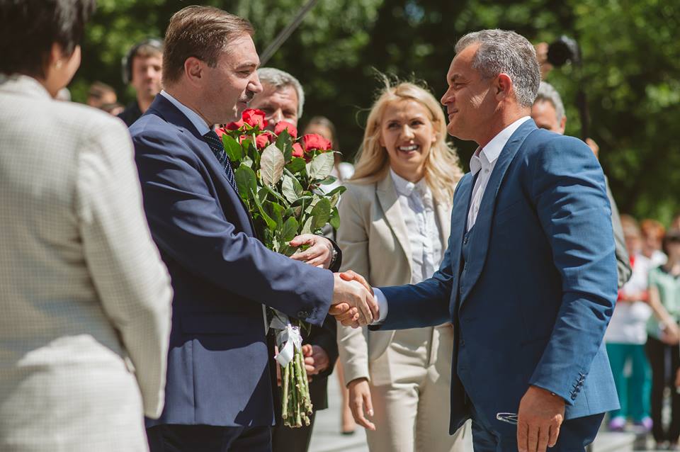 În imagini video cu bodyguarzi, în poze - fără. Cum și-a făcut apariția Vlad Plahotniuc în cadrul unui eveniment