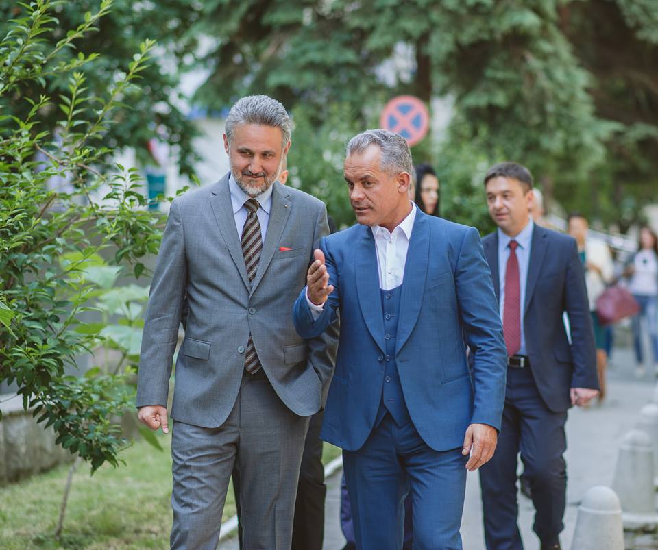 În imagini video cu bodyguarzi, în poze - fără. Cum și-a făcut apariția Vlad Plahotniuc în cadrul unui eveniment