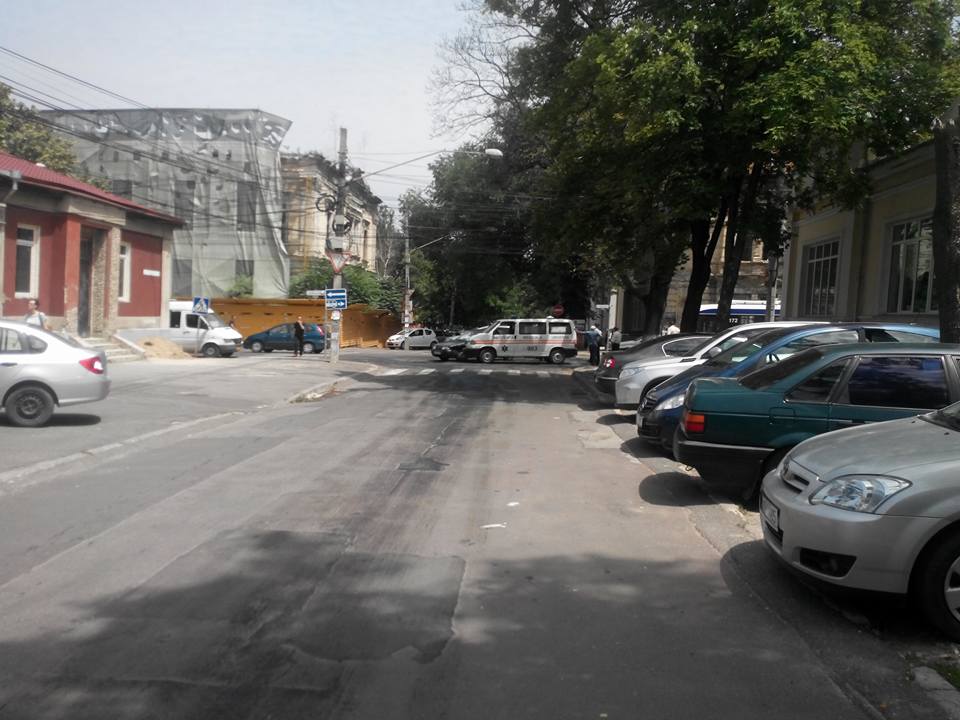 Accident în centrul capitalei cu implicarea unei ambulanțe