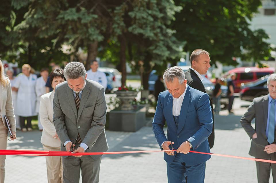 În imagini video cu bodyguarzi, în poze - fără. Cum și-a făcut apariția Vlad Plahotniuc în cadrul unui eveniment