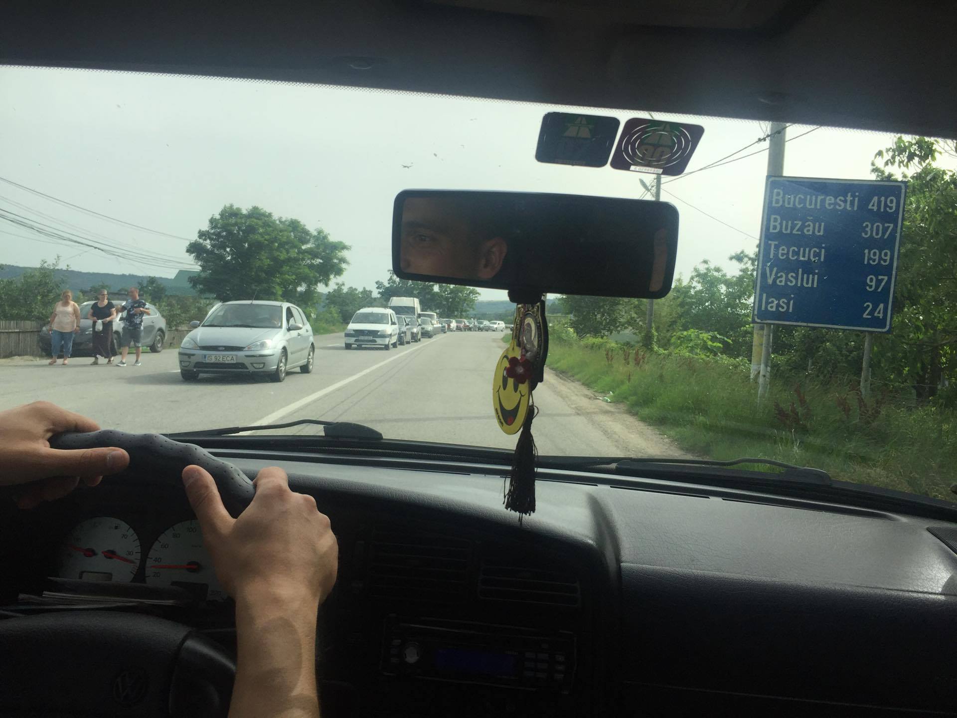 Cozi kilometrice la vama Sculeni. Zeci de mașini înmatriculate în România așteaptă să intre în țară
