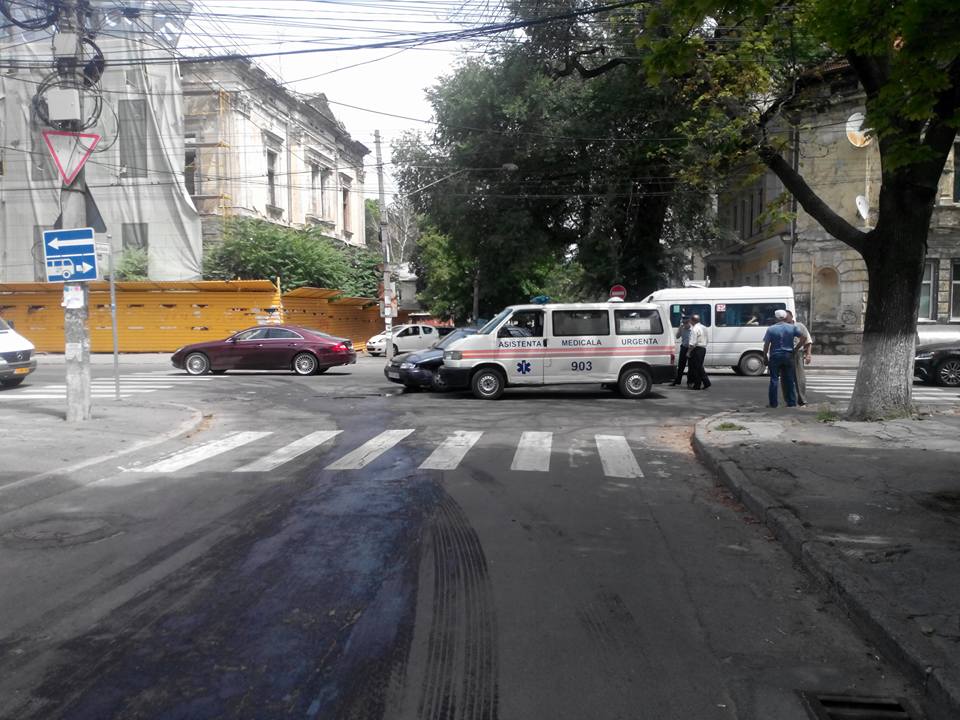 Accident în centrul capitalei cu implicarea unei ambulanțe