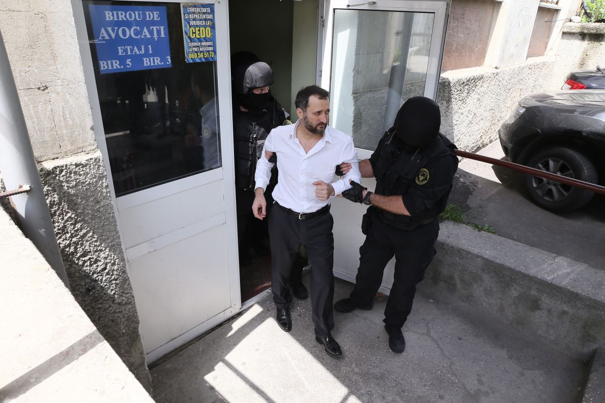 La un pas să cadă. Cum a fost scos Vlad Filat din Judecătoria Buiucani