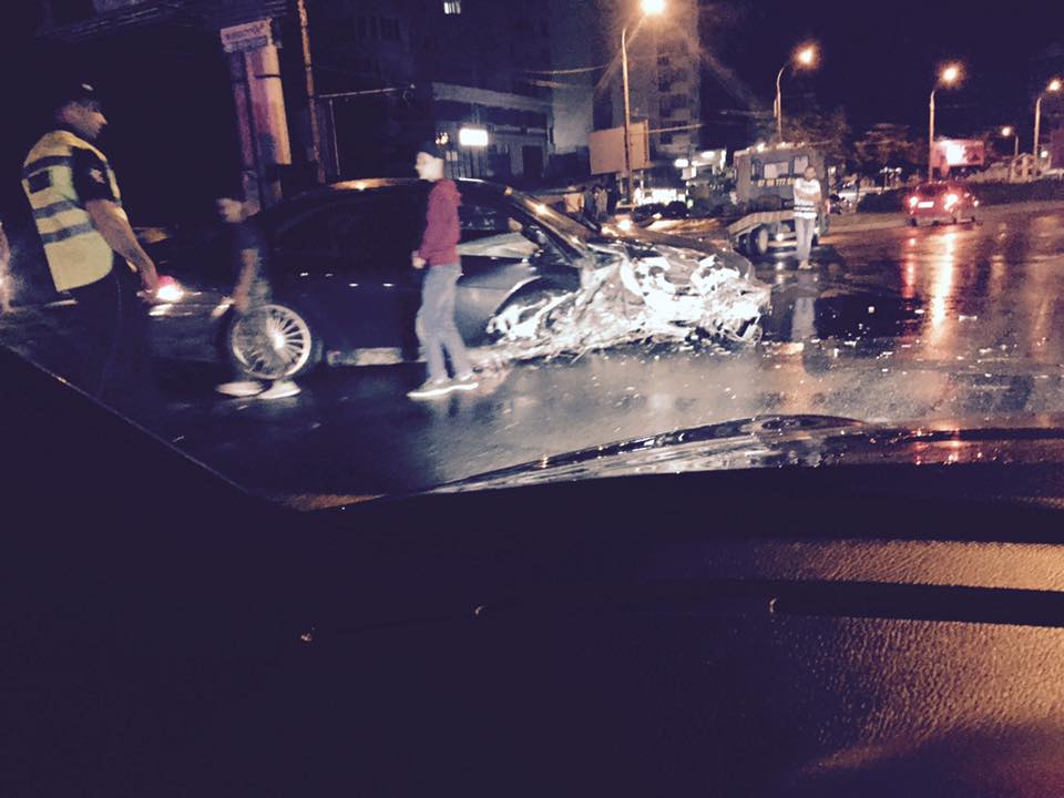 Accident grav pe viaduct. Un BMW s-a făcut zob după ce s-a izbit într-un panou publicitar