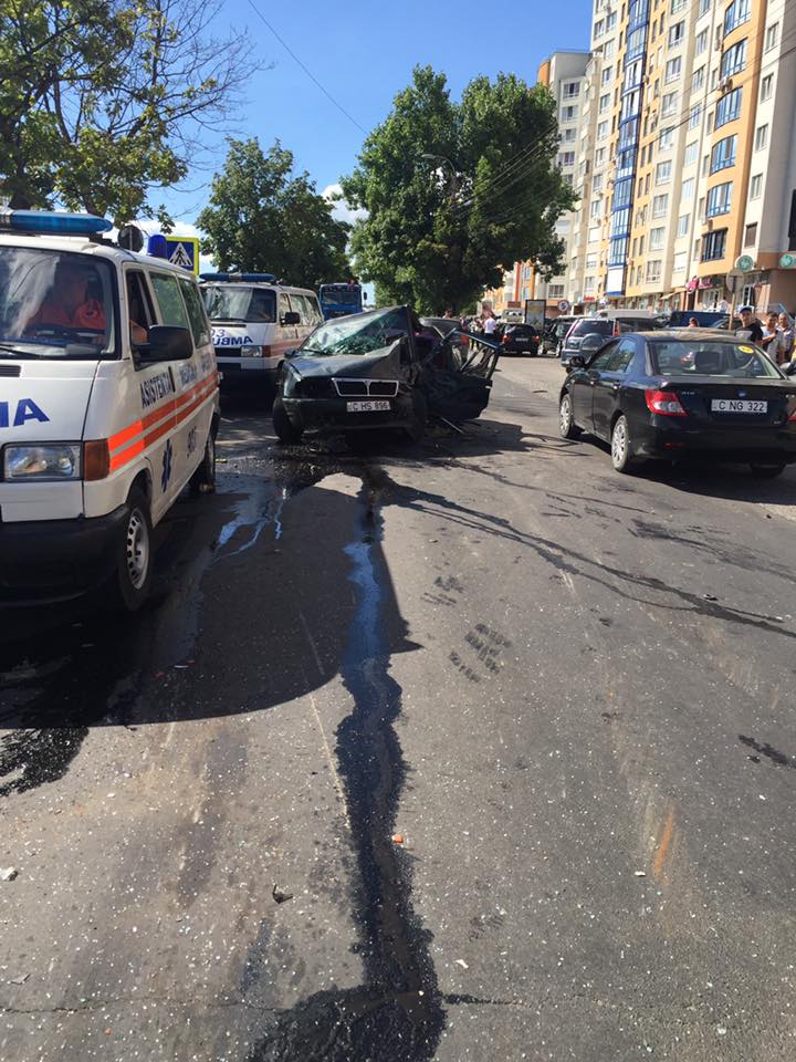 Grav accident pe strada Grenoble. O mașină a fost făcută zob