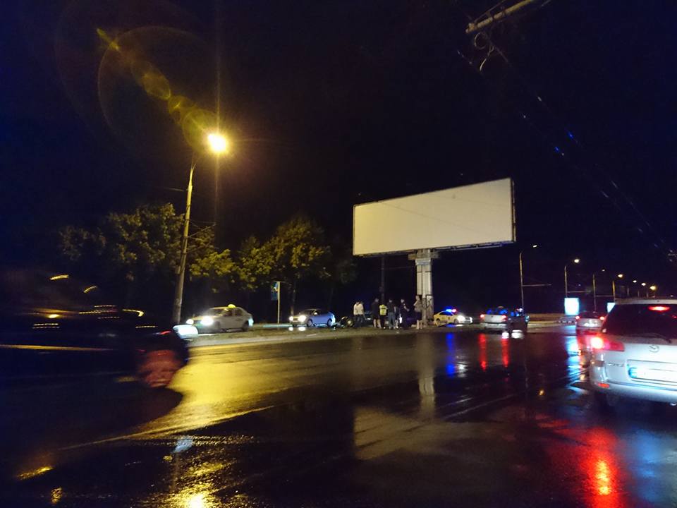 Accident grav pe viaduct. Un BMW s-a făcut zob după ce s-a izbit într-un panou publicitar