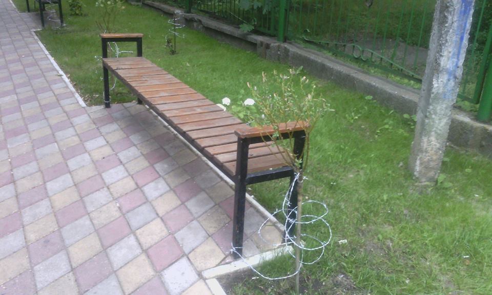 Gazon protejat cu sârmă ghimpată. Se întâmplă în Chișinău